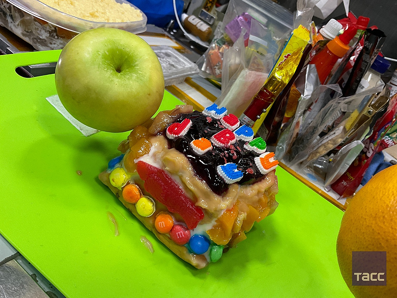 Майонез на МКС: космонавты на сделали торт со свечой и космическую «Мимозу»