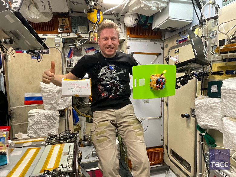 Майонез на МКС: космонавты на сделали торт со свечой и космическую «Мимозу»