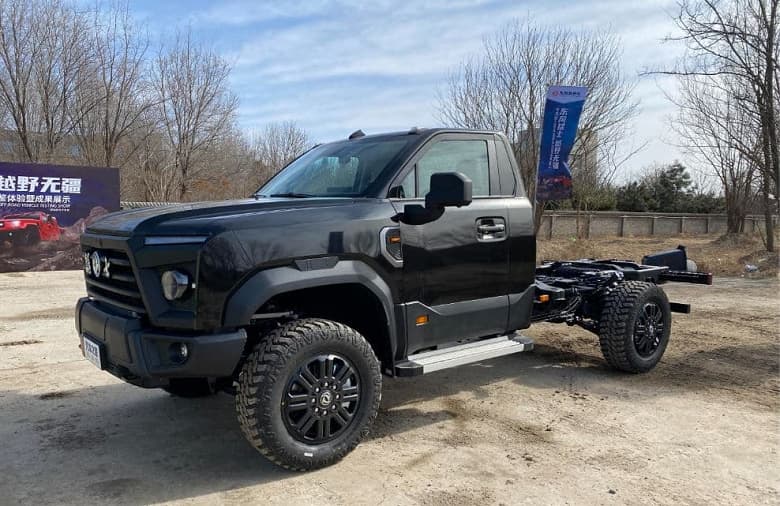 6 метров длины, постоянный полный привод, усиленная подвеска, дизель 6,7 л и до 7 мест. В Китае представлен супервнедорожник Dongfeng Warrior MS600