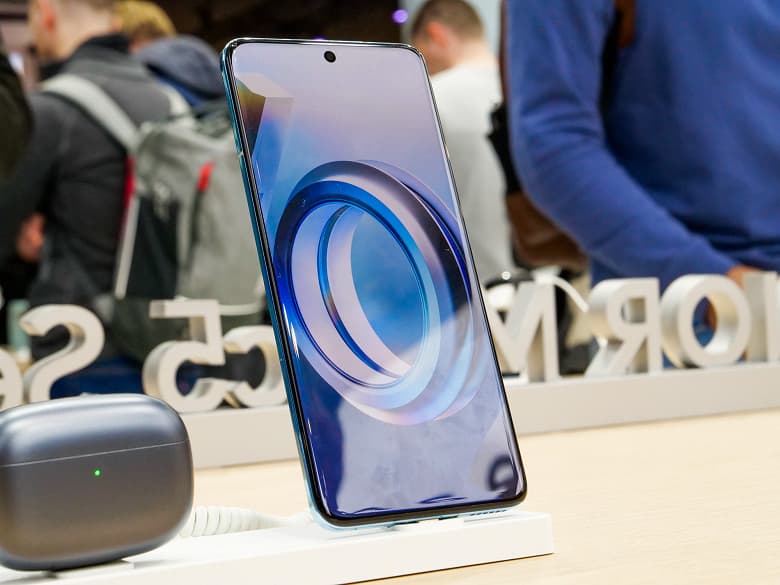 5100 мА·ч, 66 Вт, 100-кратный зум, Snapdragon 8 Gen 2, экран OLED 6,81 дюйма, IP68. Представлены Honor Magic5 и Magic5 Pro