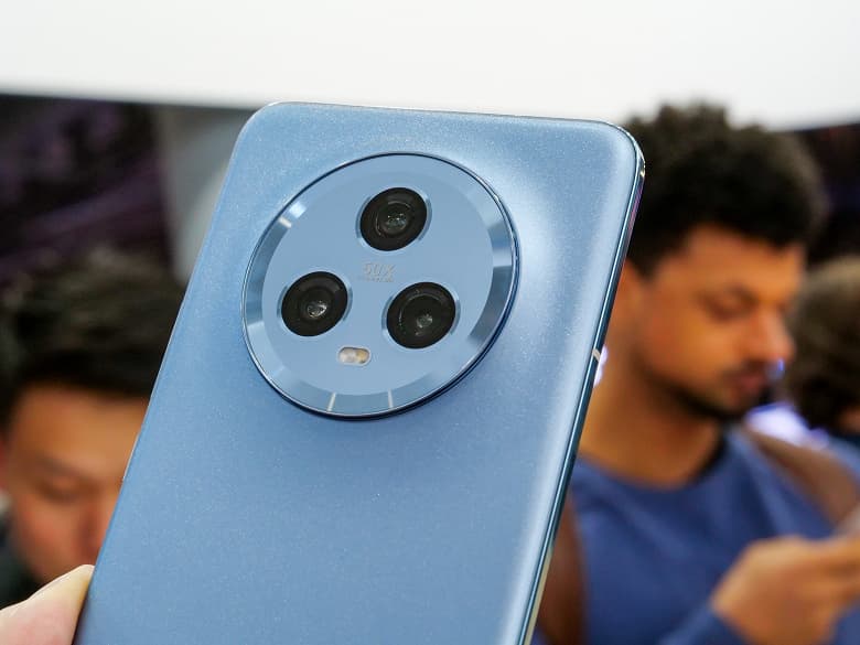 5100 мА·ч, 66 Вт, 100-кратный зум, Snapdragon 8 Gen 2, экран OLED 6,81 дюйма, IP68. Представлены Honor Magic5 и Magic5 Pro