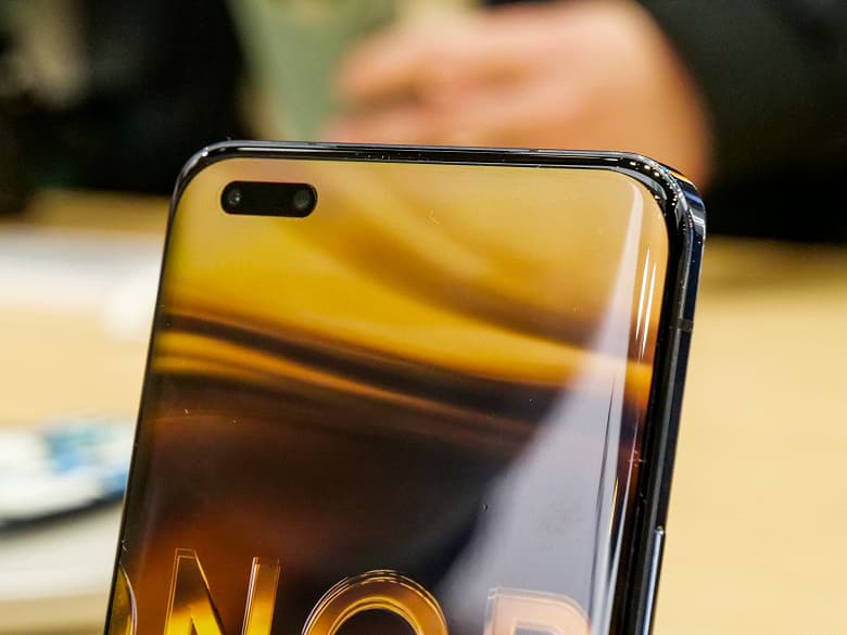 5100 мА·ч, 66 Вт, 100-кратный зум, Snapdragon 8 Gen 2, экран OLED 6,81 дюйма, IP68. Представлены Honor Magic5 и Magic5 Pro