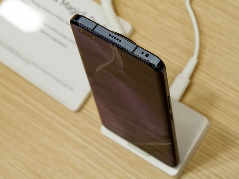 5100 мА·ч, 66 Вт, 100-кратный зум, Snapdragon 8 Gen 2, экран OLED 6,81 дюйма, IP68. Представлены Honor Magic5 и Magic5 Pro