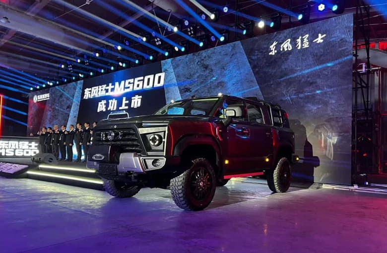 6 метров длины, постоянный полный привод, усиленная подвеска, дизель 6,7 л и до 7 мест. В Китае представлен супервнедорожник Dongfeng Warrior MS600