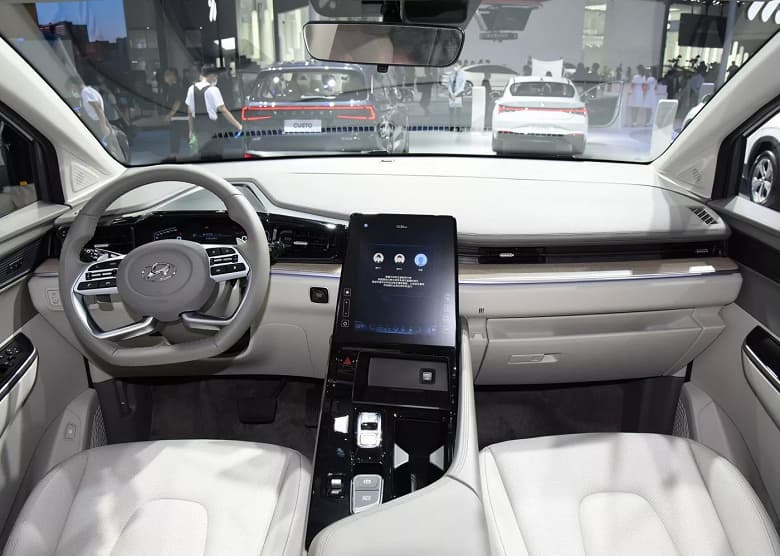 236 л.с., 8-ступенчатый автомат и 7-местный салон. До России докатился 5-метровый минивэн Hyundai Custo – сколько за него просят?