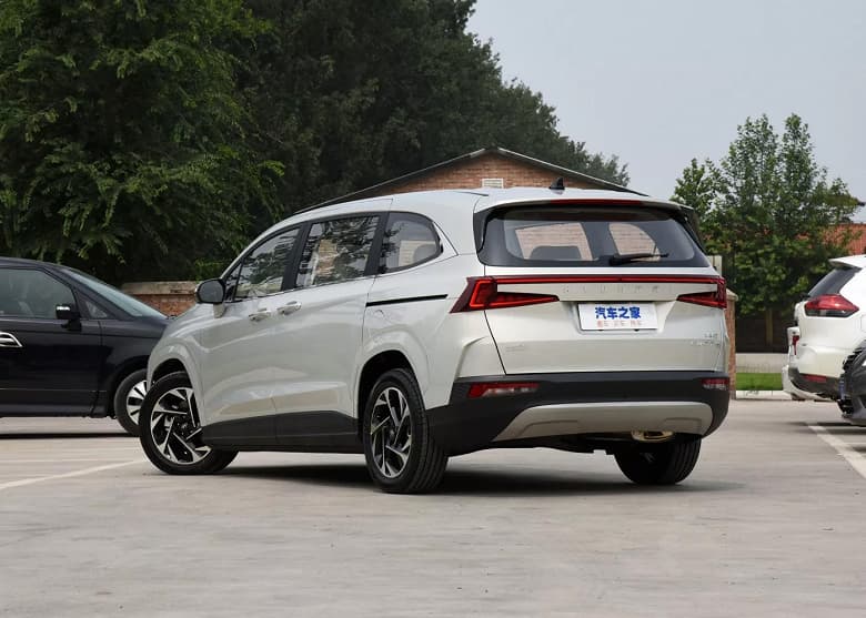 236 л.с., 8-ступенчатый автомат и 7-местный салон. До России докатился 5-метровый минивэн Hyundai Custo – сколько за него просят?