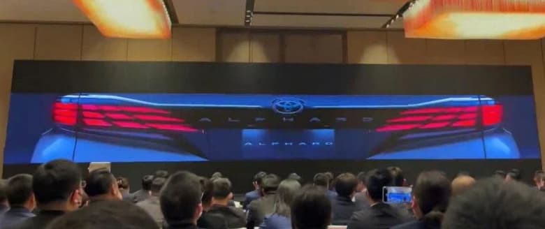 Новый Toyota Alphard показали на дилерской презентации