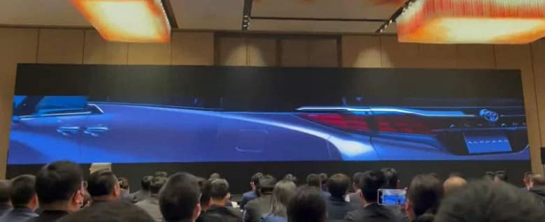 Новый Toyota Alphard показали на дилерской презентации