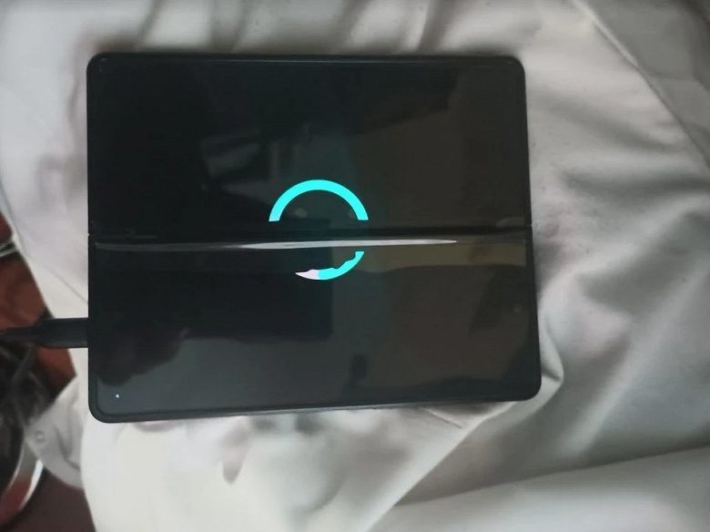Владельцы Samsung Galaxy Fold 3 сообщают о трескающихся без причин экранах. Замена обойдётся в 700-800 долларов