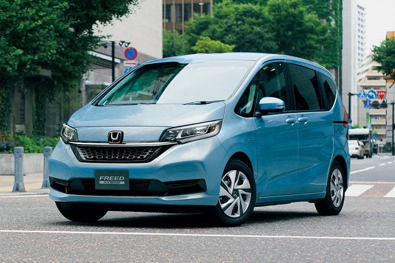 В России начали продавать Honda Freed. Базовая версия стоит менее 1 млн рублей