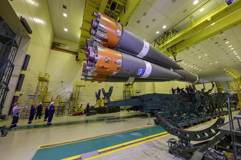 Заправлены в планшеты космические карты: на Байконуре собрали ракету для запуска «Союза МС-23» к МКС