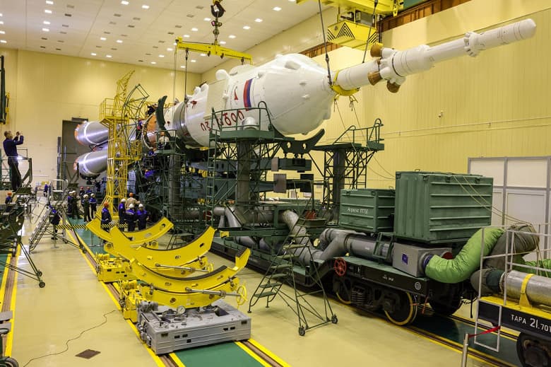 Заправлены в планшеты космические карты: на Байконуре собрали ракету для запуска «Союза МС-23» к МКС