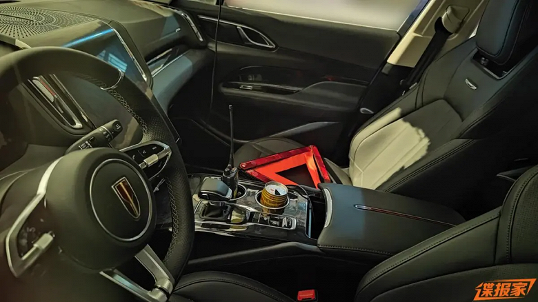 Премиальный кроссовер Hongqi HS6, который ожидается в России, показали внутри и снаружи