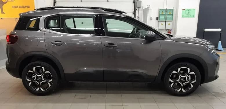 Вместо Tiguan. В России начали продавать рестайлинговые кроссоверы Citroen C5 Aircross – с двигателями мощностью 130-175 л.с. и классическими «автоматами»