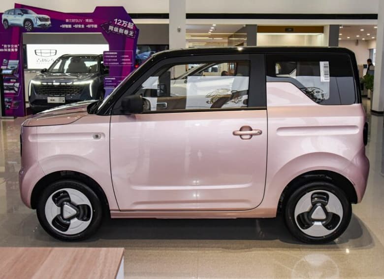 Современный электромобиль дешевле 6 000 долларов. Представлен Geely Panda mini Современный электромобиль дешевле 6 000 долларов. Представлен Geely Panda mini