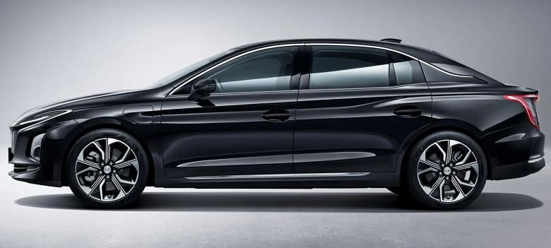 До России добрался китайский аналог Mercedes-Benz E-class. Дилеры начали предлагать седан Hongqi E-QM5 не дожидаясь официального старта продаж Hongqi в РФ