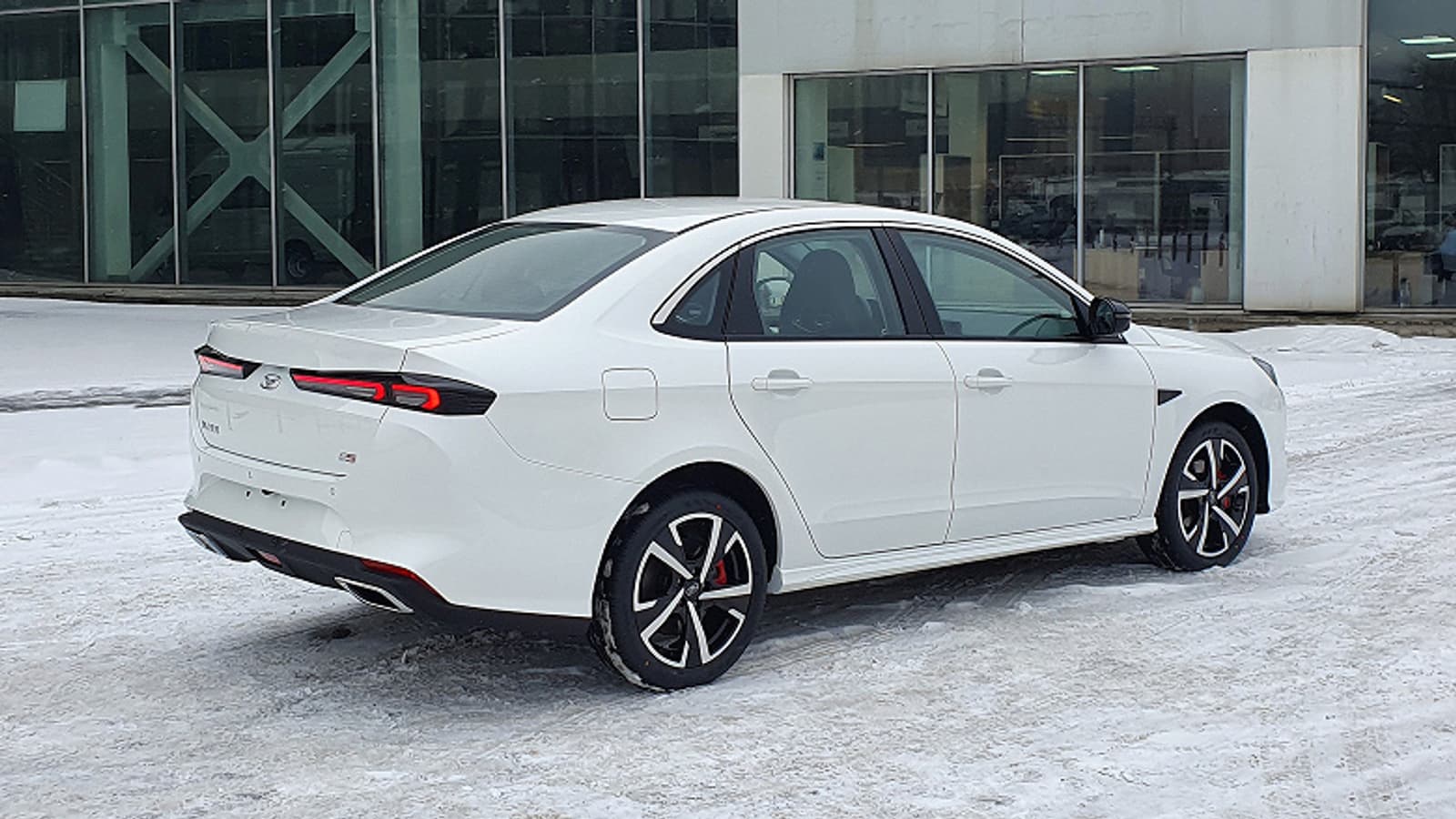 Доступные запчасти и гарантия 3 года, но не очень большой клиренс и «хочется еще дешевле». Главный редактор «За рулем» рассказал о седане Kaiyi E5 – главном конкуренте Vesta