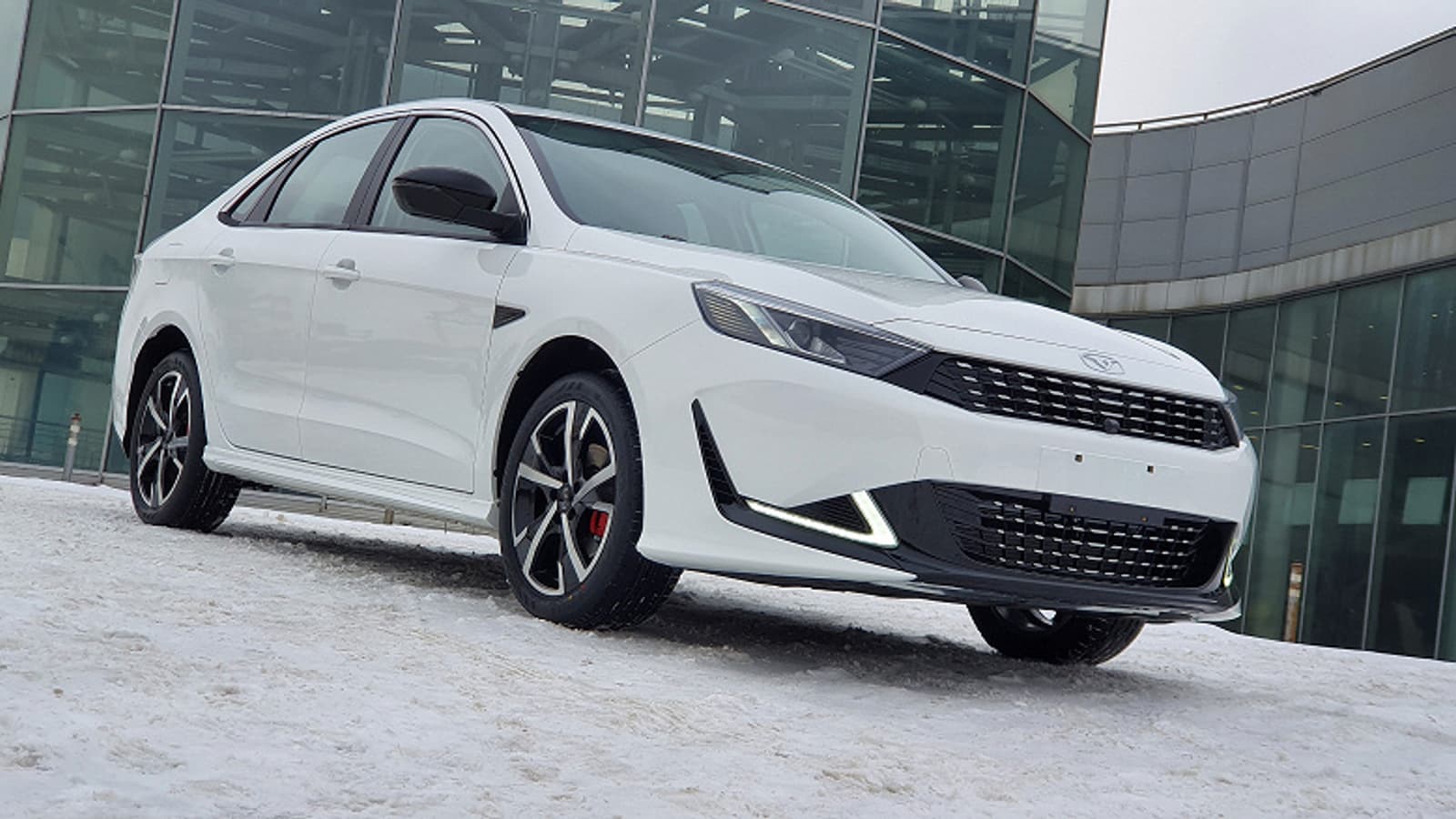 Доступные запчасти и гарантия 3 года, но не очень большой клиренс и «хочется еще дешевле». Главный редактор «За рулем» рассказал о седане Kaiyi E5 – главном конкуренте Vesta