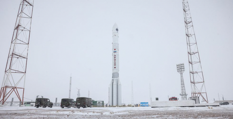 Фото: гигантский «Протон-М» с метеоспутником установлен на стартовой площадке Байконура