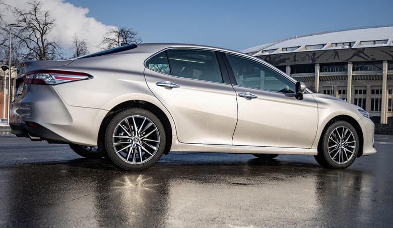 В Россию приехала партия новых Toyota Camry: они мощнее и дешевле машин российской сборки