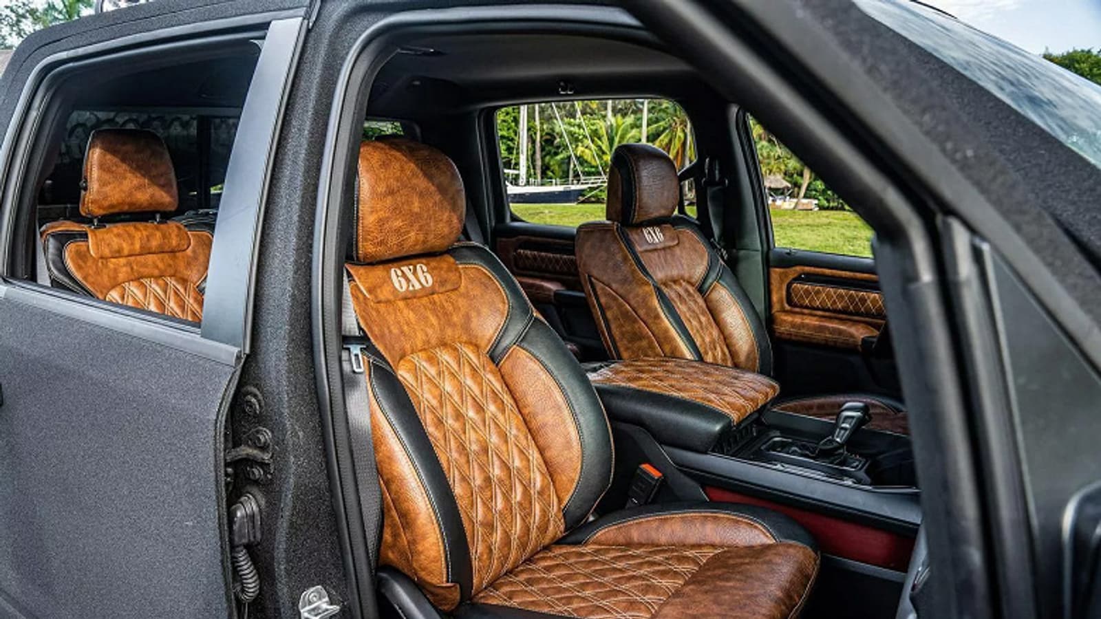 Пикап для апокалипсиса. Тюнинг-ателье Apocalypse показало шестиколесный Ram TRX 6x6 Warlord с 712-сильным двигателем V8