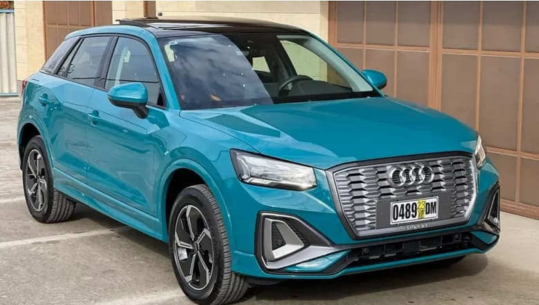 В России продают нестандартный кроссовер Audi Q2 L e-tron. Что это за модель и сколько за нее просят?