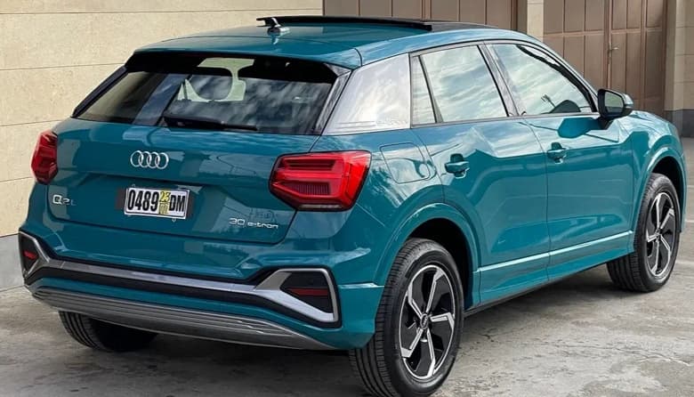 В России продают нестандартный кроссовер Audi Q2 L e-tron. Что это за модель и сколько за нее просят?