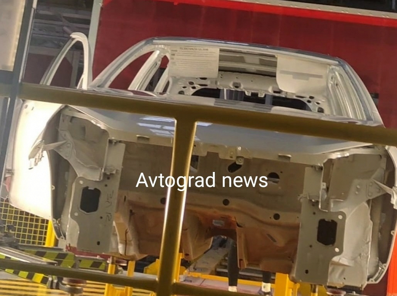 «Гранты» — чёрные, «Весты» — белые. Из-за дефицита краски Lada Vesta NG пока будут красить в белый и серебристый цвета «Гранты» — чёрные, «Весты» — белые. Из-за дефицита краски Lada Vesta NG пока будут красить в белый и серебристый цвета