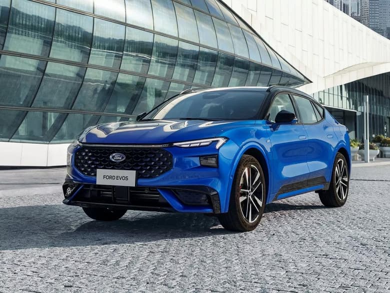 В России можно заказать 5-метровый 240-сильный кроссовер Ford Evos, оснащенный 8-ступенчатым «автоматом» и 27-дюймовым экраном. Сколько за него просят?