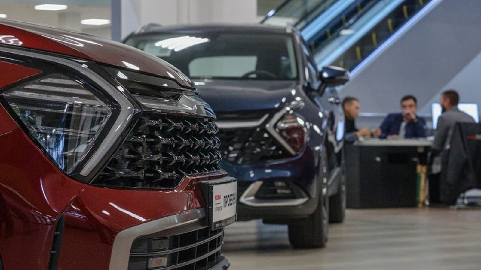 Маржа меньше миллиона рублей никого не интересует. Дилеры не хотят везти в Россию машины дешевле двух миллионов рублей