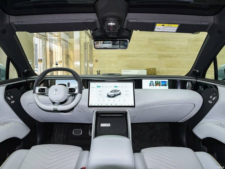 У автодетища Changan, Huawei и CATL появилась новая доступная версия. Представлен 313-сильный кроссовер Avatr 11 с разгоном до 100 км/ч за 6,6 с