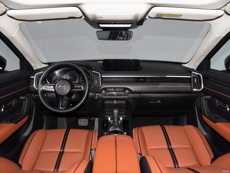 Больше и современнее Mazda CX-5, но с аналоговой приборной панелью и атмосферными двигателями. Производство Mazda CX-50 стартовало в Китае