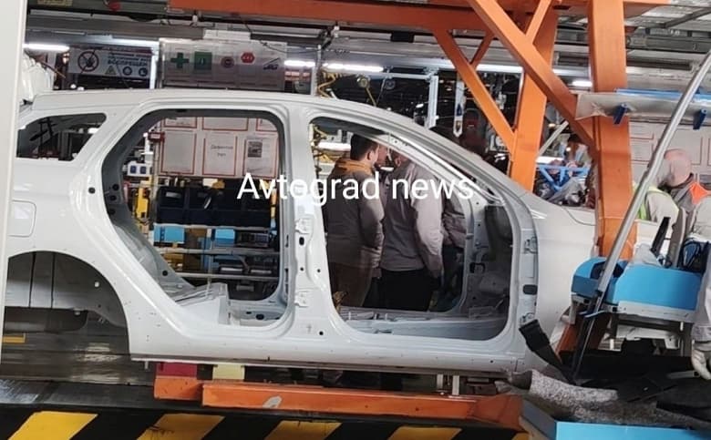 «Некоторые машины буксируют с конвейера на участки доработки». АвтоВАЗ выпускает «сырые» Vesta NG «Некоторые машины буксируют с конвейера на участки доработки». АвтоВАЗ выпускает «сырые» Vesta NG