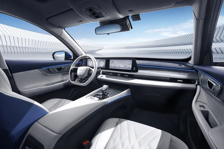 326 л.с., запас хода более 1000 км, три экрана и автопилот уровня 2,5. В Экономичная версия кроссовера Chery Tiggo 7 Plus поступила в продажу