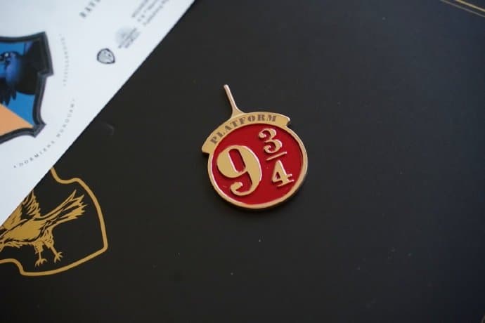 На презентации Redmi Note 12 Turbo обещают сюрприз: в приглашениях обнаружили аксессуары из вселенной Гарри Поттера