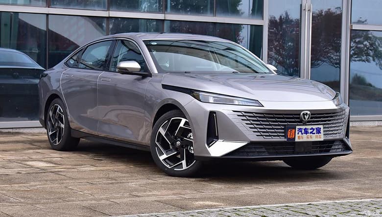 170 л.с., просторный салон, экран 13,2 дюйма и расход 6 л/100 км всего лишь за 12 750 долларов. Китайский седан Changan Yida оказался даже чуть дешевле, чем ожидалось