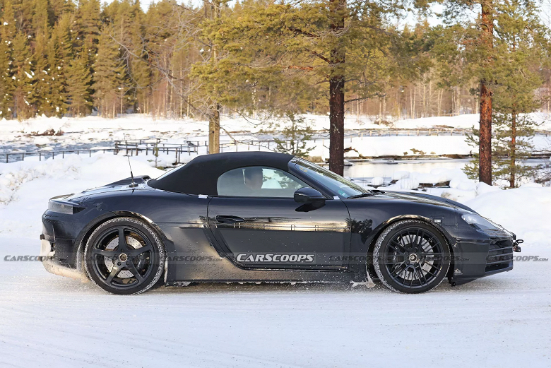 Это Porsche Boxster 2025 с двумя багажниками. Новый электромобиль впервые засняли вживую