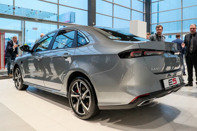 Что предлагает конкурент Lada Vesta NG: подробности о выпущенном в России седане Kaiyi E5