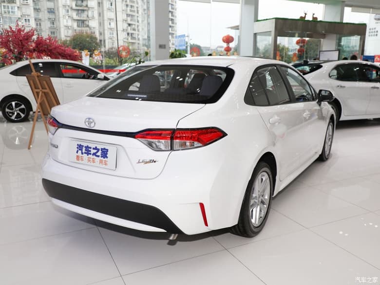 Toyota Corolla по докризисной цене вернулась в Россию. Только называется седан Toyota Levin