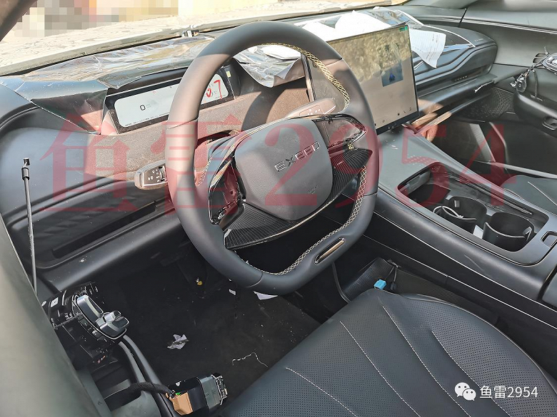 Запас хода 700 км, разгон до 100 км/ч за 3 с и зарядка до 80% за 10 минут. Первый седан Exeed, который может выйти в России, показали в вживую