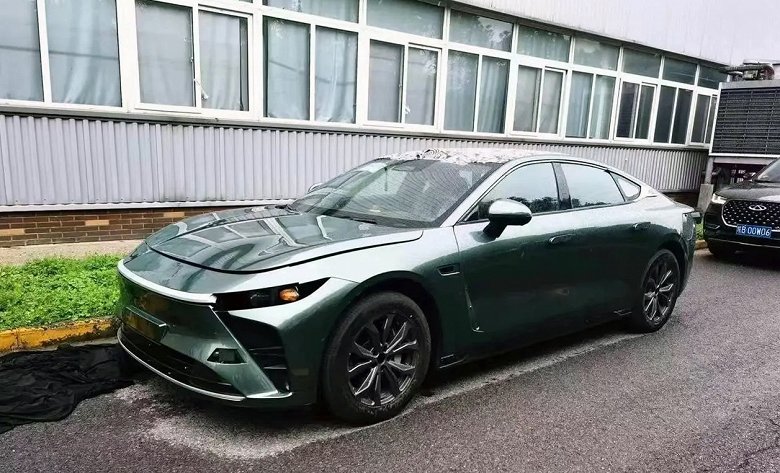 Запас хода 700 км, разгон до 100 км/ч за 3 с и зарядка до 80% за 10 минут. Первый седан Exeed, который может выйти в России, показали в вживую