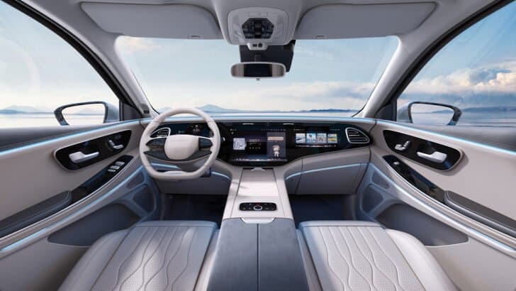 Новый Exeed VX скопировал салон у Mercedes-Benz. Он получил огромную панель с тремя экранами