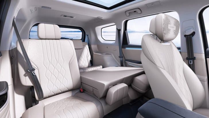 Новый Exeed VX скопировал салон у Mercedes-Benz. Он получил огромную панель с тремя экранами