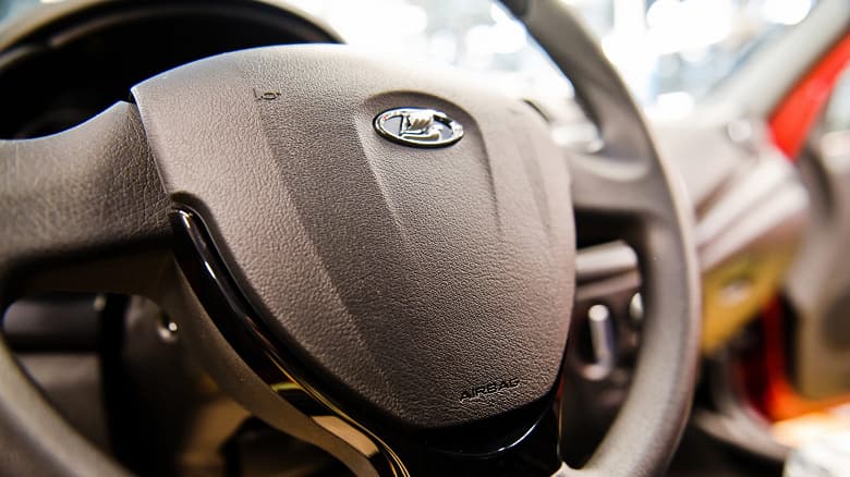 «Так можно дойти до возвращения к практике 1990-х годов, когда считалось нормальным продавать машины без сидений», — АвтоВАЗ не будет выпускать Lada Granta без ЭУР