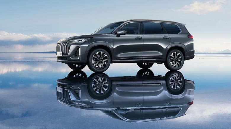 Новый Exeed VX скопировал салон у Mercedes-Benz. Он получил огромную панель с тремя экранами