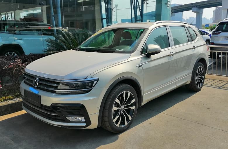В России начали продавать кроссоверы Volkswagen Tiguan 2023 года выпуска. Какие версии и по каким ценам доступны?
