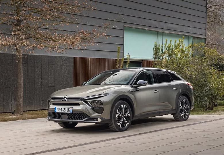 В России начали продавать кроссовер-лифтбэк Citroen C5 X. У него 8-ступенчатый «автомат» и двигатель объемом 1,2