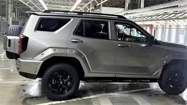 Так выглядит новый «гражданский танк» от Great Wall. Брутальный внедорожник Tank 400, приходящийся «старшим братом» российскому T300, засняли на заводе