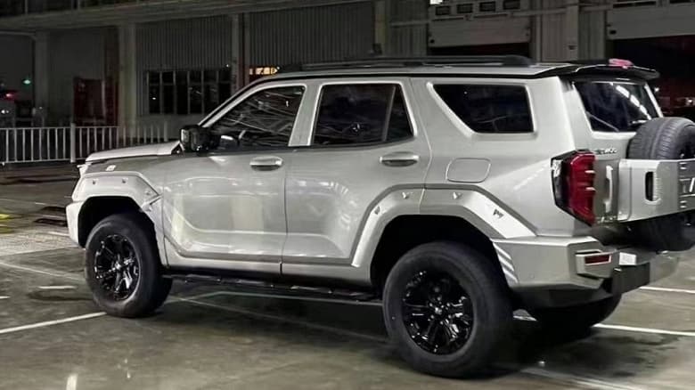 Так выглядит новый «гражданский танк» от Great Wall. Брутальный внедорожник Tank 400, приходящийся «старшим братом» российскому T300, засняли на заводе