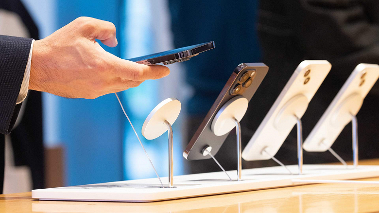 В России стали продавать уже активированные распакованные iPhone. Неактивированные телефоны будут предлагаться по более высокой цене
